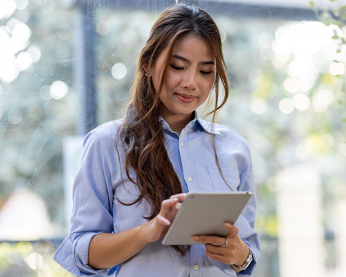 woman standing in a convenience store with a paradise ipad | convenience pos